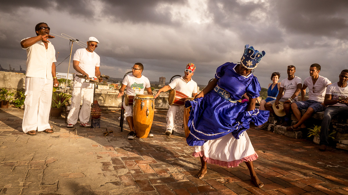 Кубинский танец сканворд. Кубинские танцы. Кубинки танцуют. Танец кубинцев. Куба танцы национальные.